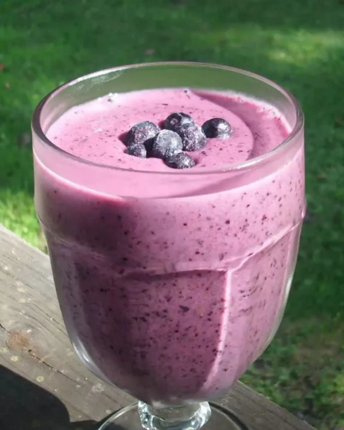 Healthy Blueberry Breakfast Smoothie