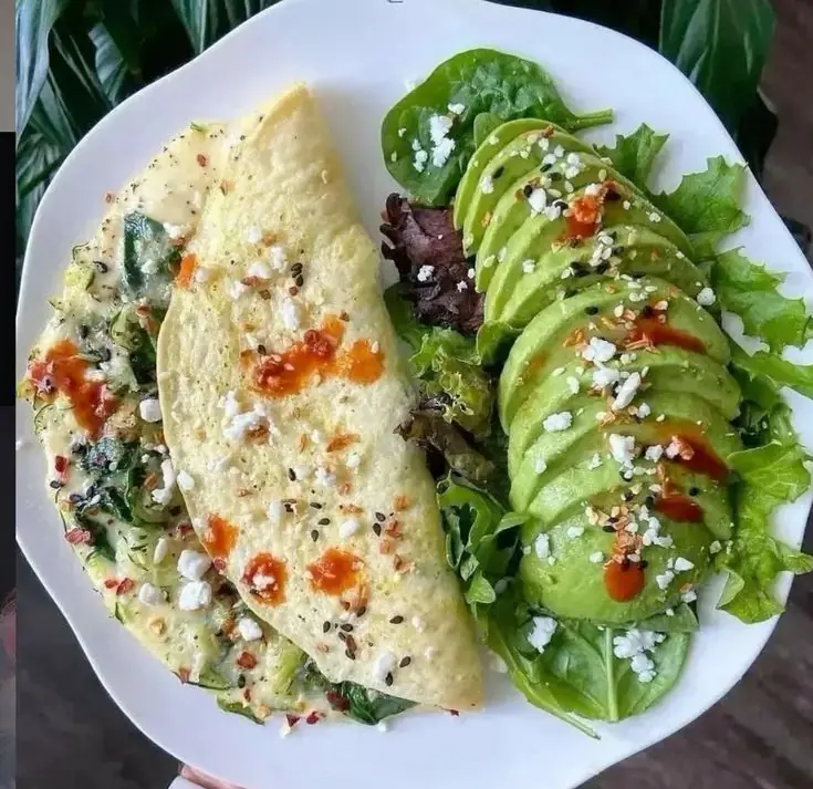 🥗 Spinach & Feta Egg White Omelette with Avocado Salad