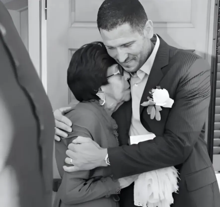 Ashamed of his poor mother at his wedding, he ignored her—until her emotional speech revealed a truth that left everyone in tears